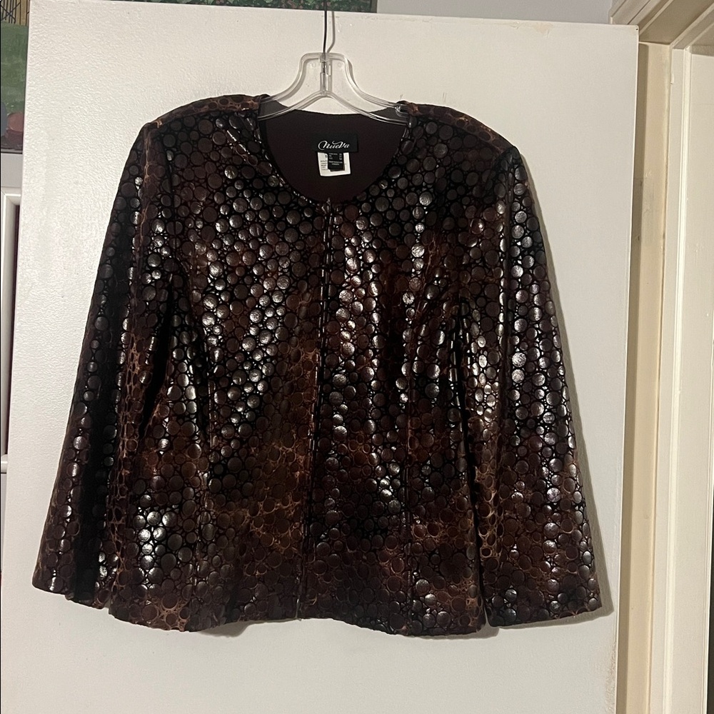 Nueva brown zip front collarless jacket.